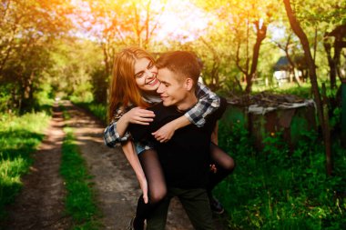 Güzel kadın sırtlama veren genç adam portresi.