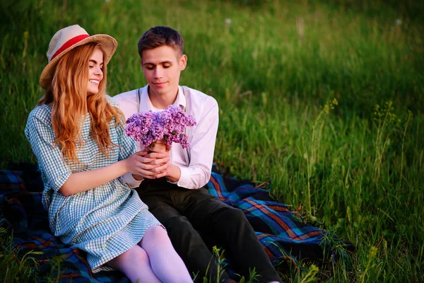 Genç Çift Park Günbatımı Bakmak Ekose Oturan Adam Kız Arkadaşı — Stok fotoğraf