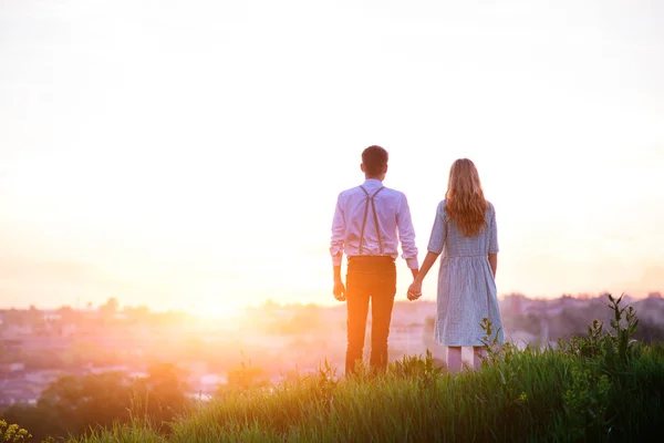 Jovem Casal Está Mãos Dadas Pôr Sol Fundo — Fotografia de Stock