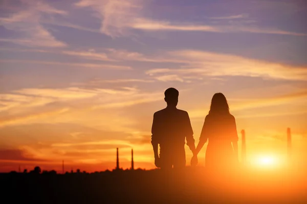 Young Couple Holding Hands Background Sunset Silhouette — Stock Photo, Image