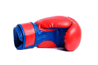 beyaz zemin üzerinde bir kırmızı boks eldiveni.