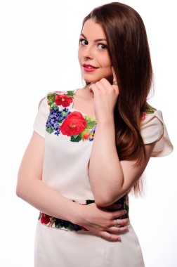 Beyaz izole Ulusal işlemeli gömlek giymiş neşeli Ukraynalı kız portresi