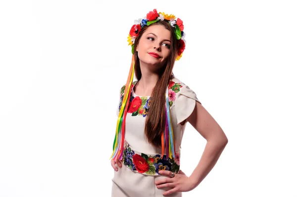 Menina Ucraniano Traje Tradicional Nacional Segurando Seu Capacete Flores — Fotografia de Stock