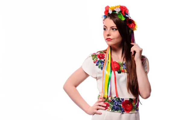 ウクライナの民族衣装でかわいい女の子 — ストック写真
