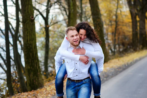 Les Amoureux Marchent Main Dans Main Dans Parc Automne — Photo