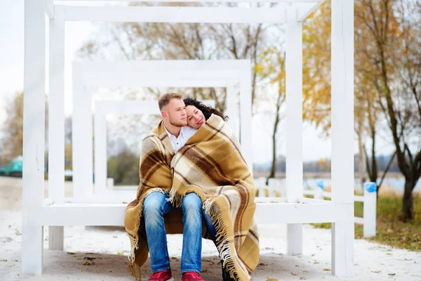 Jeune Couple Embrassant Couvert Une Couverture Chaude Assis Sur Plage — Photo