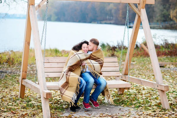 スイング アウトドア 秋のロマンチックな日付の好色なカップル — ストック写真