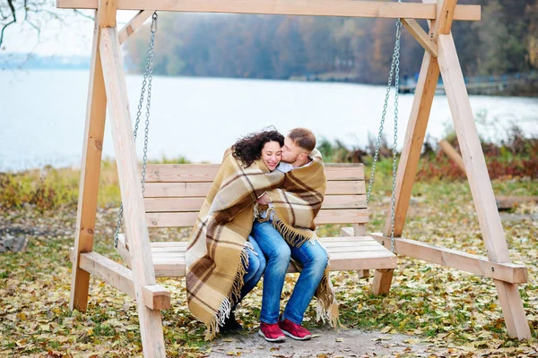 Verliebtes Paar Bei Romantischem Date Auf Schaukeln Freien Herbst — Stockfoto
