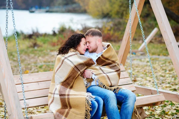 情意绵绵的情侣 在户外 秋天的秋千上浪漫的约会 — 图库照片