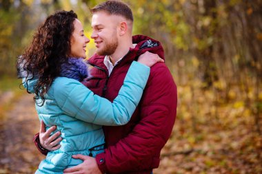 Genç çift sonbahar parkta öpüşme sevgi dolu portresi