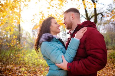 Genç çift sonbahar parkta öpüşme sevgi dolu portresi