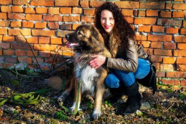 Kafkas çoban ile keyifli bahar günde oynayan genç kadın