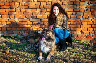 Kafkas çoban ile keyifli bahar günde oynayan genç kadın