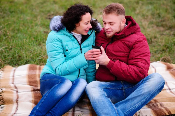 Mladý Pár Sedící Pléd Pít Kávu Termosky — Stock fotografie