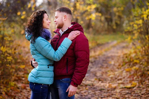 Geliefden Wandelen Hand Hand Herfstpark — Stockfoto