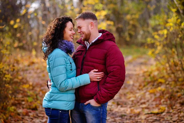 Geliefden Wandelen Hand Hand Herfstpark — Stockfoto