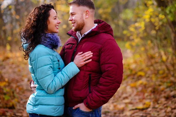 Geliefden Wandelen Hand Hand Herfstpark — Stockfoto