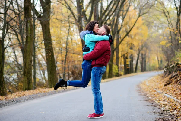 Genç Çift Sonbahar Parkta Öpüşme Sevgi Dolu Portresi — Stok fotoğraf
