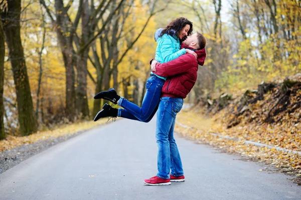Genç Çift Sonbahar Parkta Öpüşme Sevgi Dolu Portresi — Stok fotoğraf