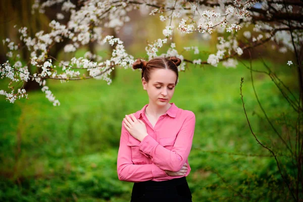 Sensualitet Glad Vacker Ung Kvinna Avkopplande Blossom Park — Stockfoto