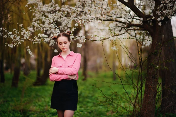 Чуттєвість Щаслива Красива Молода Жінка Розслабляється Квітковому Парку — стокове фото