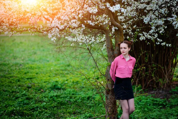 Sensualidade Feliz Bela Jovem Relaxante Parque Flores — Fotografia de Stock