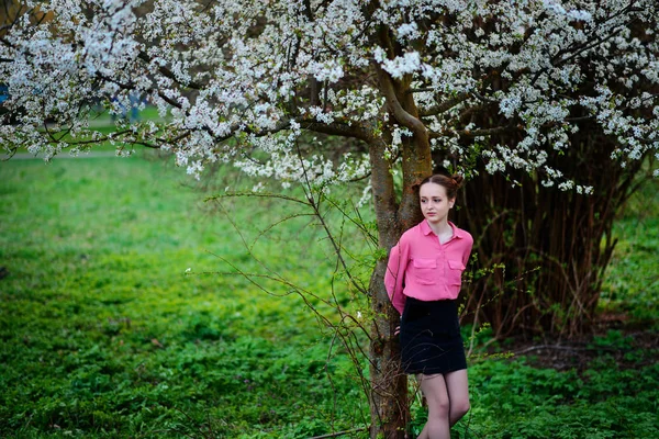 Jeune Belle Fille Chemise Rose Debout Sous Pommier Fleurs Profitant — Photo