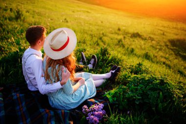 Bir gün parkta birlikte zevk mutlu bir çift atış,