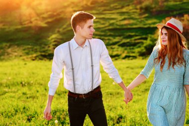 Kız arkadaşıyla parkta genç bir adam girer.