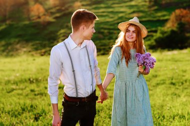 Kız arkadaşıyla parkta genç bir adam girer.