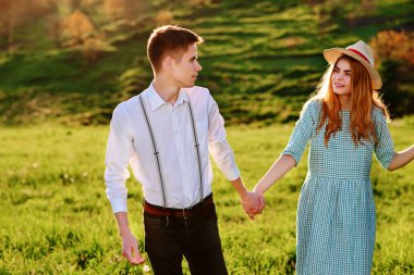 Kız arkadaşıyla parkta genç bir adam girer.