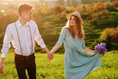 Kız arkadaşıyla parkta genç bir adam girer.