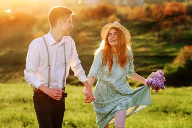 Kız arkadaşıyla parkta genç bir adam girer.