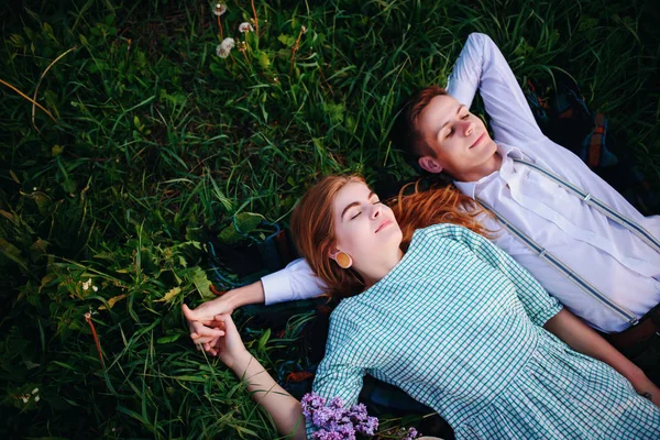 Jovem Casal Deitado Grama Relaxar Vista Cima — Fotografia de Stock