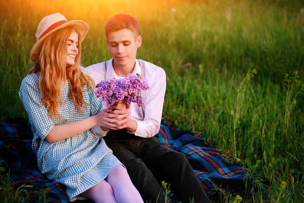 Genç Çift Park Günbatımı Bakmak Ekose Oturan Adam Kız Arkadaşı — Stok fotoğraf