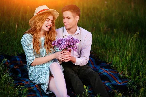 Jovem Casal Sentado Xadrez Parque Olhar Para Pôr Sol Homem — Fotografia de Stock