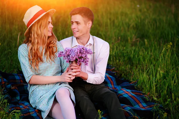 Jong Koppel Zittend Plaid Het Park Blik Zonsondergang Geeft Man — Stockfoto