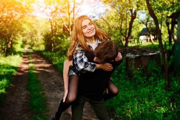 Portret Van Jonge Man Die Geeft Mooie Vrouw Piggyback — Stockfoto