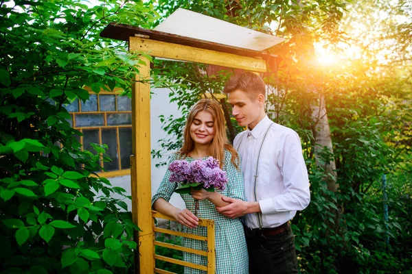 Man Geeft Zijn Vriendin Een Boeket Van Seringen — Stockfoto