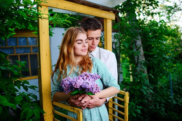 男人给了他的女朋友一束紫丁香 — 图库照片