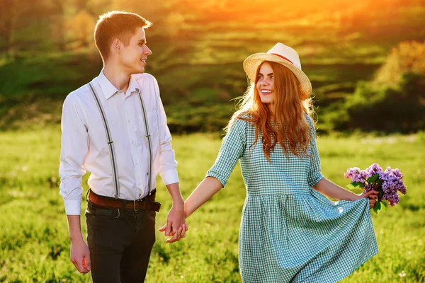 Een Jonge Man Loopt Met Zijn Vriendin Het Park — Stockfoto