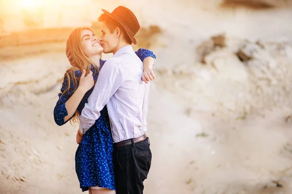 Homem Atraente Está Abraçando Beijando Uma Mulher Bonita Vestido Azul — Fotografia de Stock