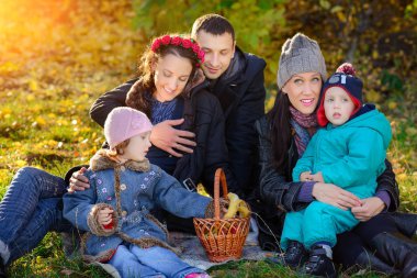 Mutlu büyük bir aile sonbahar Park, güzel bir güneşli gün piknik