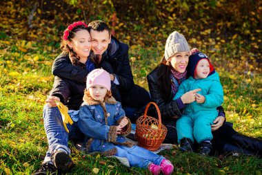 Mutlu büyük bir aile sonbahar Park, güzel bir güneşli gün piknik