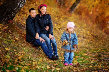Sonbahar park çocuklarda Anne bak, güzel bir güneşli gün