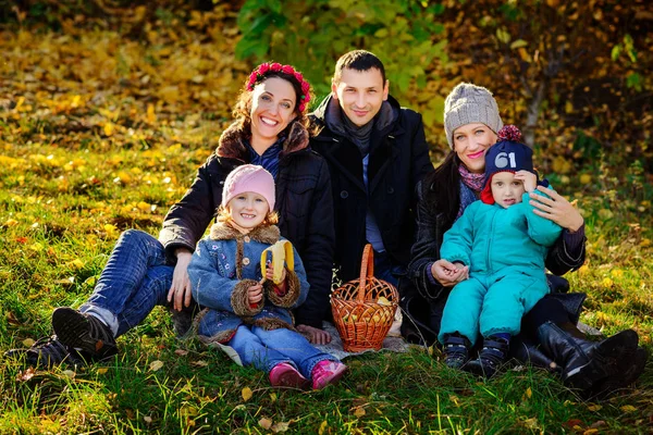 Happy Family Big Autumn Park Piknik Piękny Słoneczny Dzień — Zdjęcie stockowe