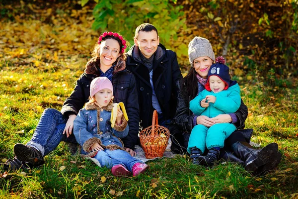 Grote Gelukkige Familie Herfst Park Picknick Mooie Zonnige Dag — Stockfoto