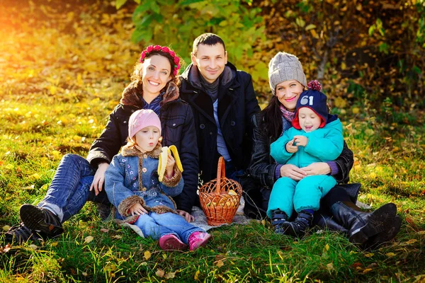 Grote Gelukkige Familie Herfst Park Picknick Mooie Zonnige Dag — Stockfoto