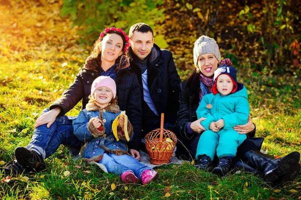 幸福的大家庭在秋天公园野餐中可爱的阳光灿烂的日子 — 图库照片