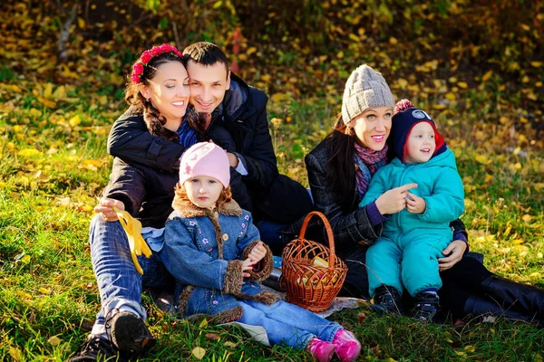 幸福的大家庭在秋天公园野餐中可爱的阳光灿烂的日子 — 图库照片